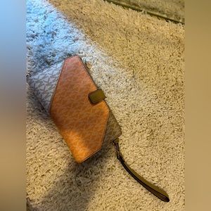 Micheal Kors Wristlet Wallet